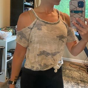 🌟3 for $15🌟 cold shoulder camo top